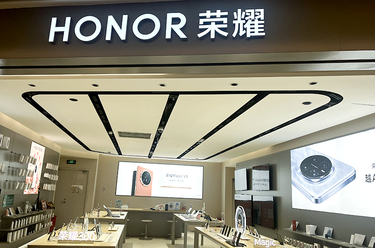 From Phones to Robots: China's Honor Builds Tech Team for Next Frontier